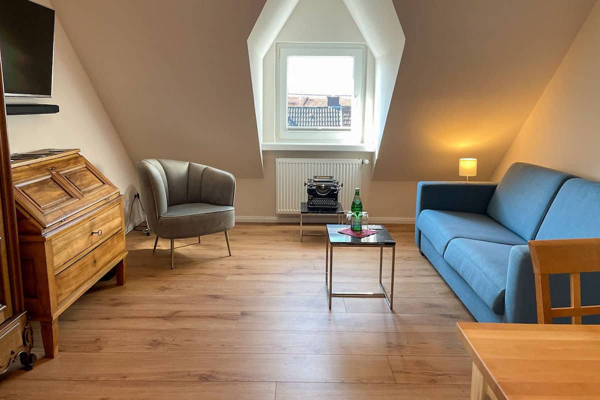 Saar-Apartment Schlossblick | 거실 | 위성 채널 시청이 가능한 43인치 스마트 TV, TV, DVD 플레이어