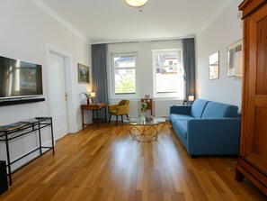 Saar-Apartment Gartenliebe | Living area | 43-inch Smart TV with satellite channels, TV, books - Saar-Apartments (Merzig)