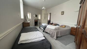 3 Schlafzimmer, BĂŒgeleisen/BĂŒgelbrett, Reisekinderbett