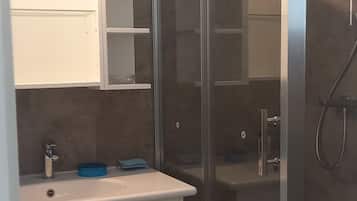 Baignoire, serviettes fournies, papier toilette