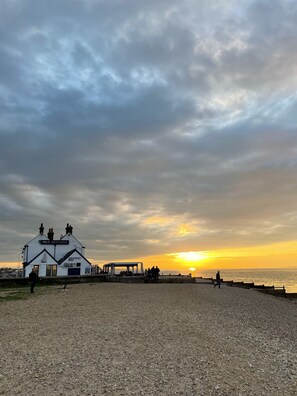 Beach - Stylish Whitstable Cottage/ Beach 2 mins/ Courtyard /free parking/dog friendly. (Whitstable)