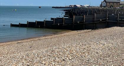 Historic Cottage, superb harbour & beach location, seconds from all amenities!
