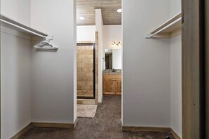 Combined shower/bathtub, hair dryer, towels, shampoo - Bearadise - Wifi - Close to Yellowstone - Bunk Room (Island Park)