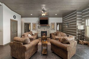 Smart TV, chimenea y futbolito 