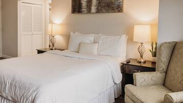 1 slaapkamer, een bureau, een strijkplank/strijkijzer, reisbedje