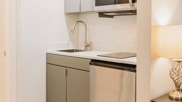 Mikrobølgeovn, kokeplater, kaffetrakter/tekoker og kjøkkenutstyr