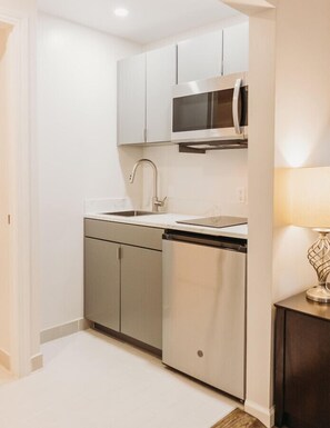 Mikroaaltouuni, liesi, kahvin-/teenkeitin