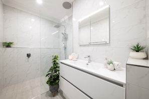 Combined shower/bathtub, jetted bath, hair dryer - 2 Bedroom, 2 Bathroom Apartment, 5 minutes to the Main Street (Airlie Beach)