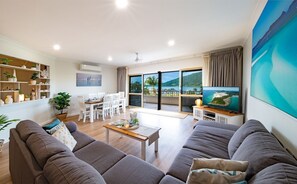 Smart TV, offices - 2 Bedroom, 2 Bathroom Apartment, 5 minutes to the Main Street (Airlie Beach)