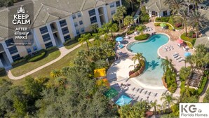 Ein Resort mit Schwimmbad, Liegebereichen und einem angelegten Garten.