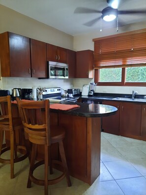 Een koelkast, een magnetron, een oven, een kookplaat