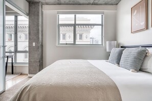 1 bedroom, iron/ironing board, WiFi, bed sheets - Lower Nob Hill 1BR w/ W/D + Roofdeck + CVS on site by Blueground (San Francisco)