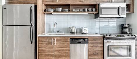 冷蔵庫、電子レンジ、オーブン、食器洗い機