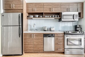 Fridge, microwave, oven, dishwasher - Lower Nob Hill 1BR w/ W/D + Roofdeck + CVS on site by Blueground (San Francisco)