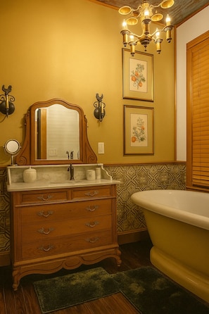 Bathtub, hair dryer, towels, soap - Historic Farm Stay, Star Gazing, Antique Shopping, Pet Friendly! (Fayetteville)