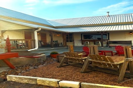 Property grounds. Historic Farm Stay, Star Gazing, Antique Shopping, Pet Friendly!