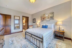 2 dormitoris, escriptori i planxa i posts de planxar 