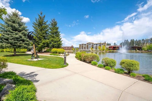 Luxury Condo in Riverstone: Walk to Everything!