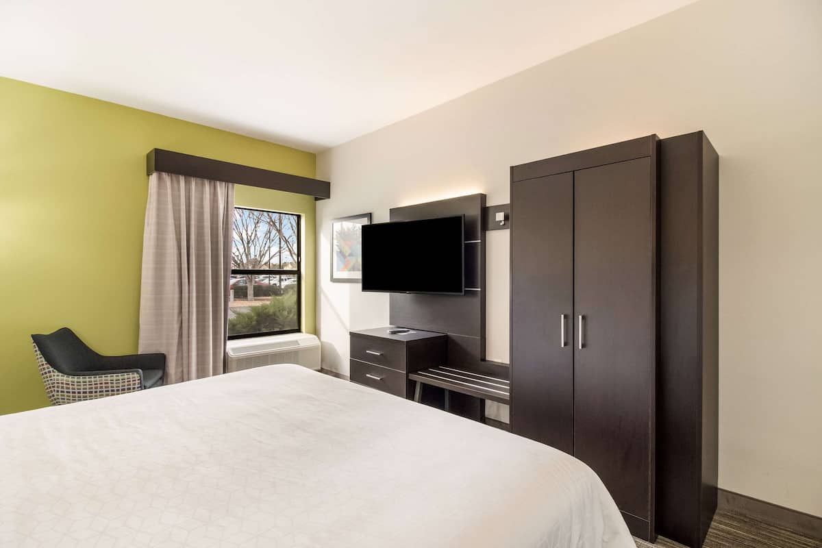 1 bedroom, premium bedding, in-room safe, desk