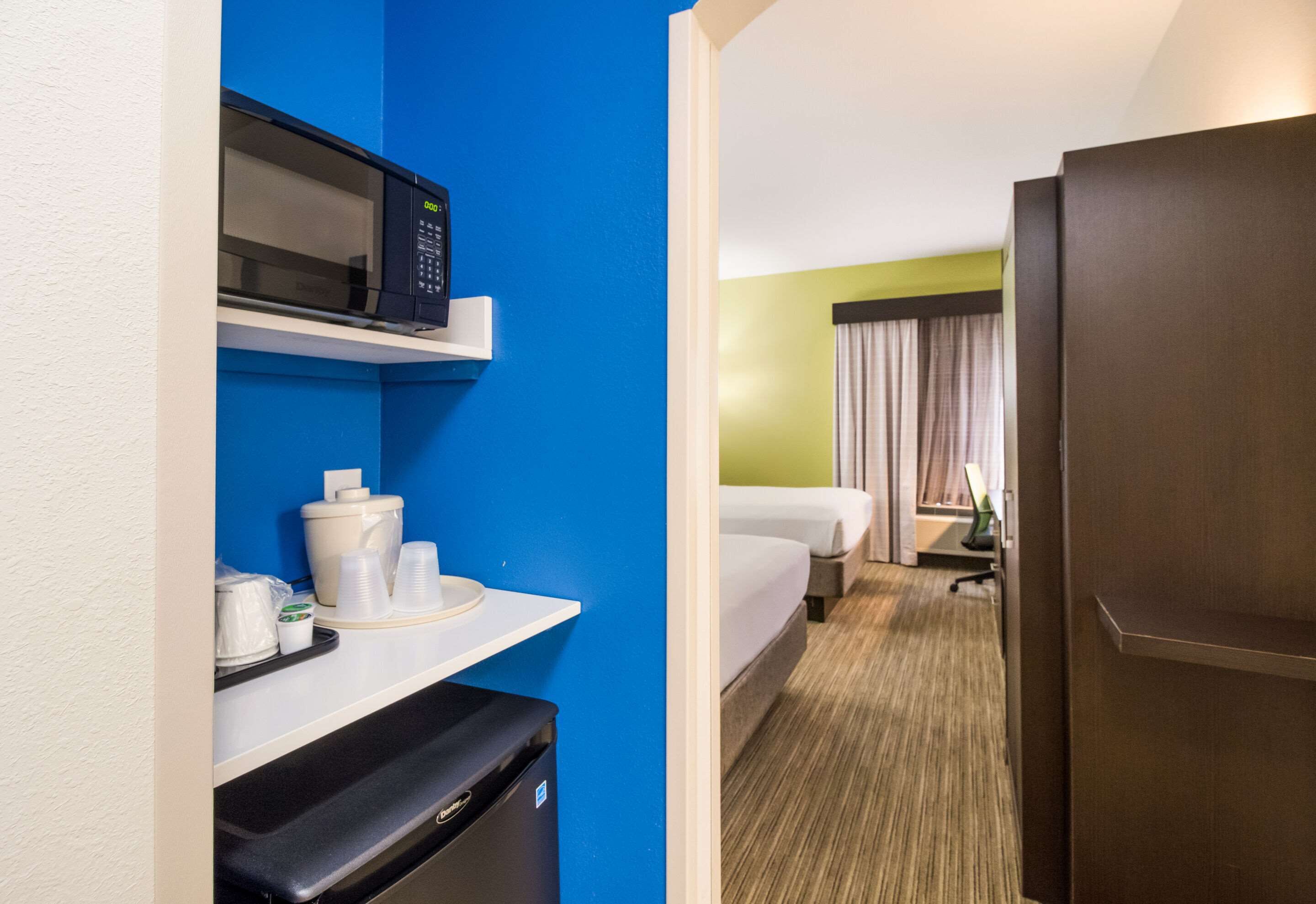 standard room, 2 queen beds, non smoking | 1 bedroom, premium bedding, in-room safe, desk