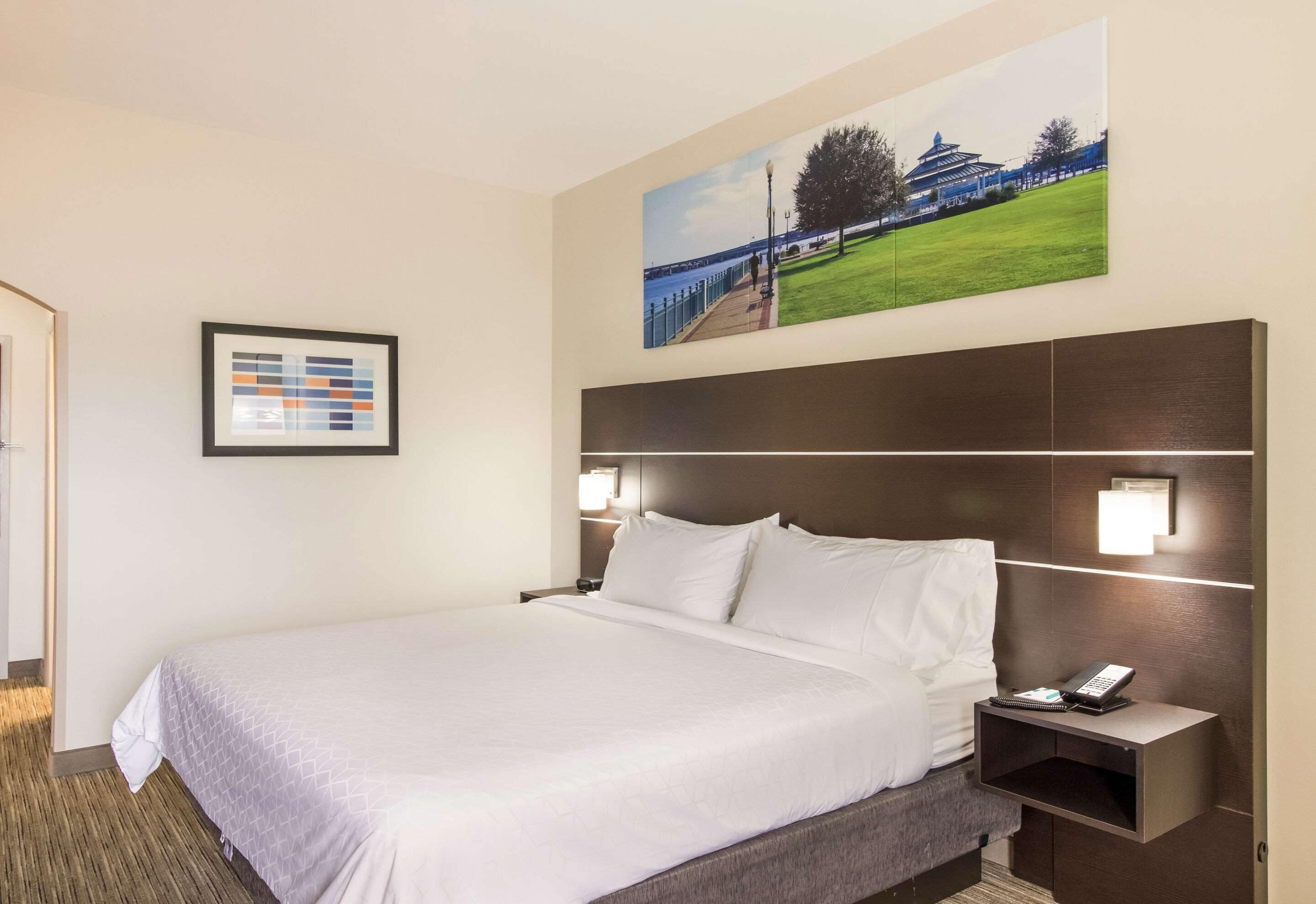 1 bedroom, premium bedding, in-room safe, desk