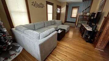 Smart-tv, dvd-spelare, böcker och ett musikbibliotek