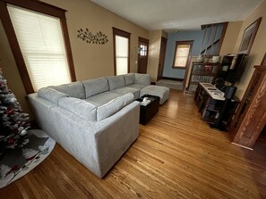 Smart-TV, DVD-Player, Bücher, Musikbibliothek