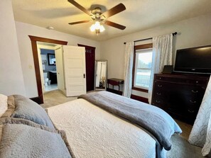 3 habitaciones, escritorio y tabla de planchar con plancha