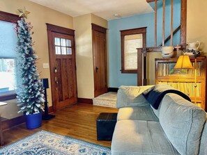 Téléviseur connecté, lecteur de DVD, livres, sélection de musique