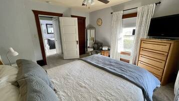 3 makuuhuonetta, työpöytä, silitysrauta/-lauta, vauvan matkasänky