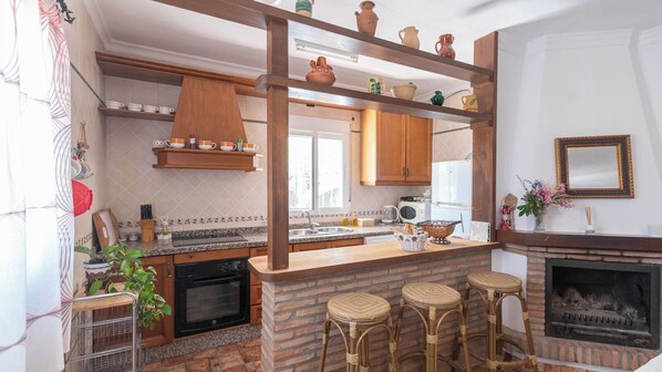 Kylskåp, mikrovågsugn, ugn och spishäll