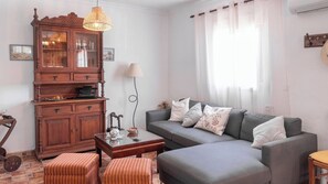 TV, fireplace - Llanos de la Encina Antequera - La Higuera by Ruralidays (Málaga)