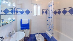 Bathtub, hair dryer, towels - Llanos de la Encina Antequera - La Higuera by Ruralidays (Málaga)