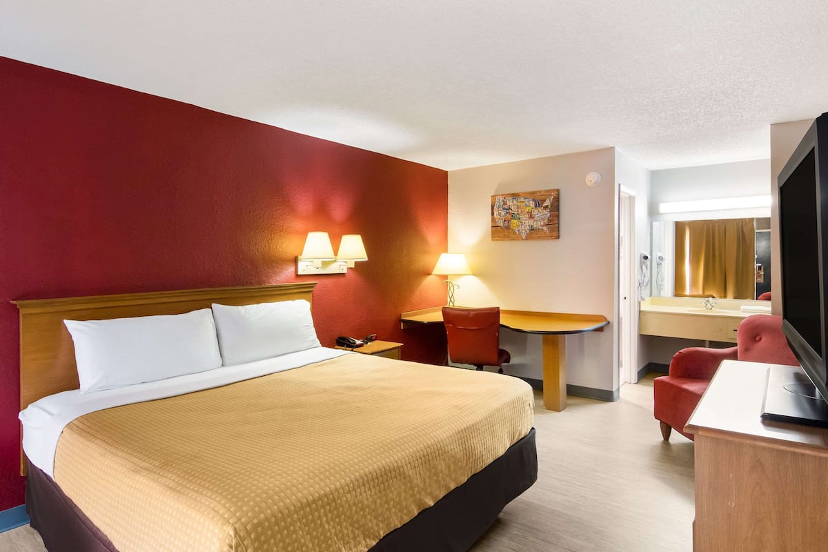 Desk, free WiFi, bed sheets
