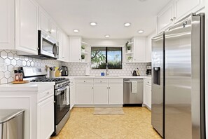 Kylskåp, mikrovågsugn och kaffe- och tebryggare