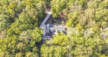 "A Place To Land" on WATTS BAR LAKE with a PRIVATE BOAT DOCK!