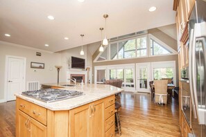 Fridge, microwave, oven, stovetop - "A Place To Land" on WATTS BAR LAKE with a PRIVATE BOAT DOCK! (Spring City)