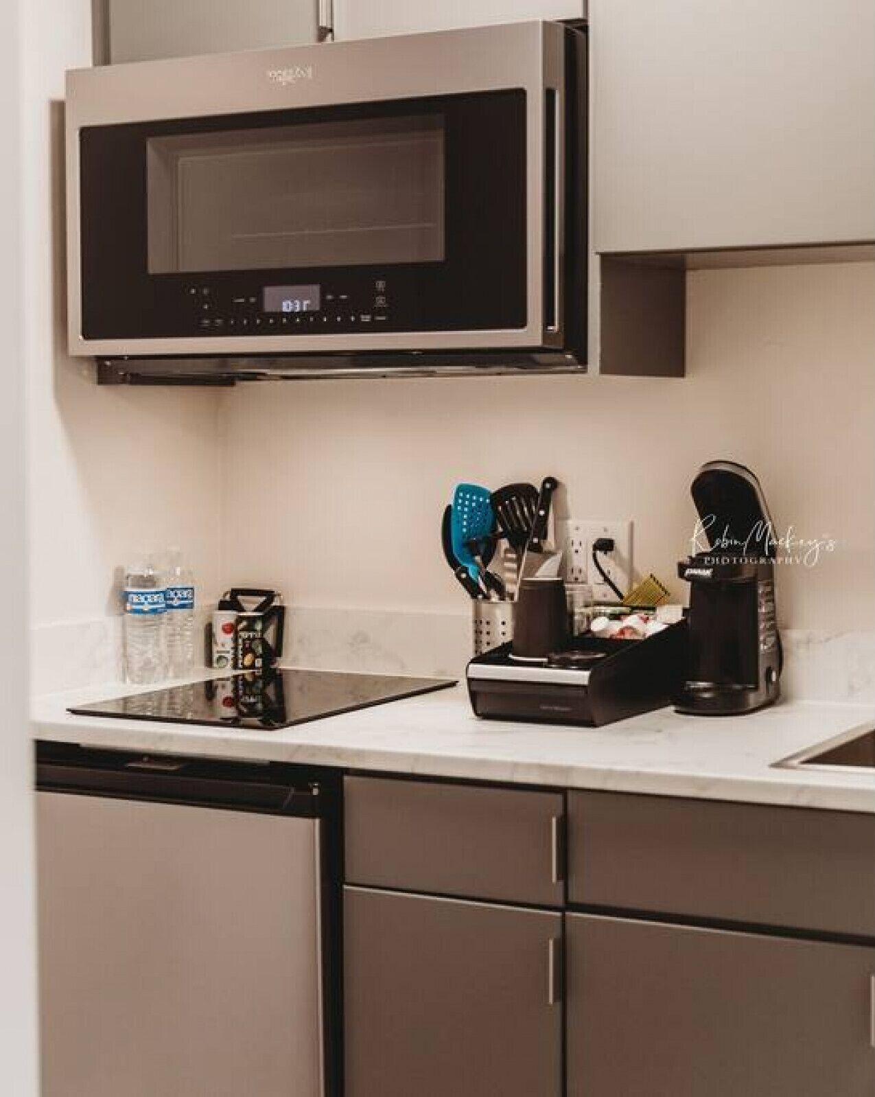 Een magnetron, een kookplaat, een koffiezetapparaat/waterkoker