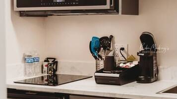 Een magnetron, een kookplaat, een koffiezetapparaat/waterkoker