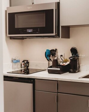 Mikroaaltouuni, liesi, kahvin-/teenkeitin, syöttötuoli