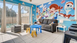 A living room with a large mural, a pool, and a ceiling fan. - Windsor Hills Resort/3Bed/POOL/Near Disney (Kissimmee)