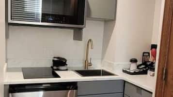 Micro-ondes, plaque de cuisson, cafetiĂšre/bouilloire