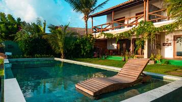 Inomhuspool och utomhuspool