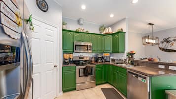 Geladeira, micro-ondas, fogão, cooktop