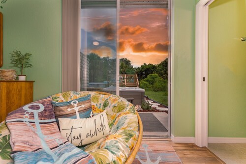 Heated Pool & Luxurious Spa! Close to Mineral Springs & Beaches!☀️🌴