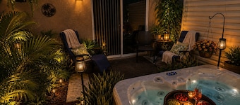 Heated Pool & Luxurious Spa! Close to Mineral Springs & Beaches!☀️🌴
