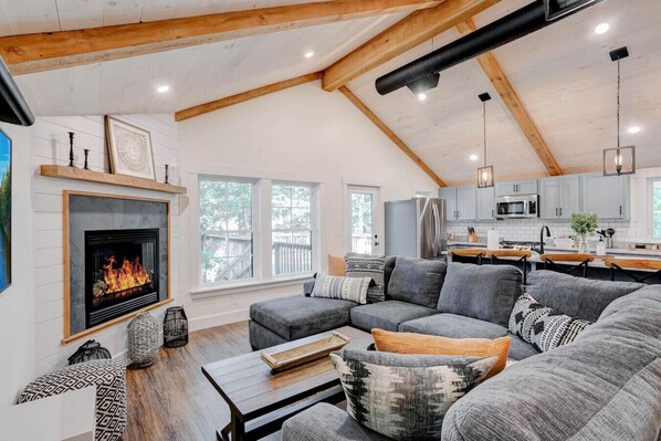 Smart TV, chimenea, libros y estéreo 