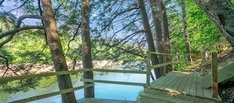 Saco River Farmhouse, Riverfront Getaway in Conway! 10 Mins to Downtown!