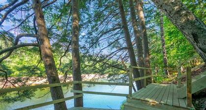 Saco River Farmhouse, Riverfront Getaway in Conway! 10 Mins to Downtown!