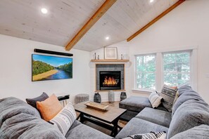 Smart TV, chimenea, libros y estéreo 